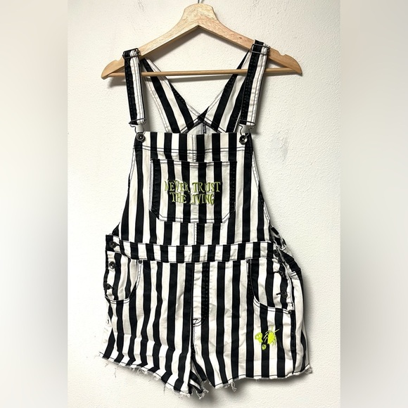 Hot Topic Beetlejuice shortalls black & white vertical stripes embroidered
Sz L - Picture 1 of 5